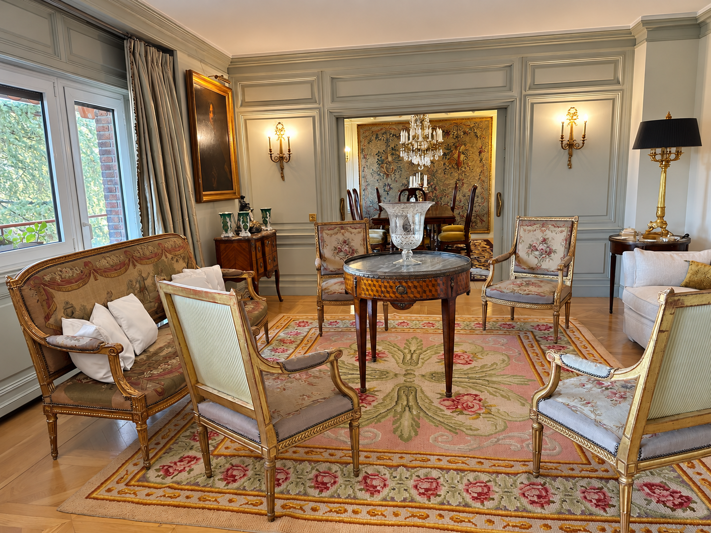 Salón clásico de una vivienda con estilo propio en Chamartín
